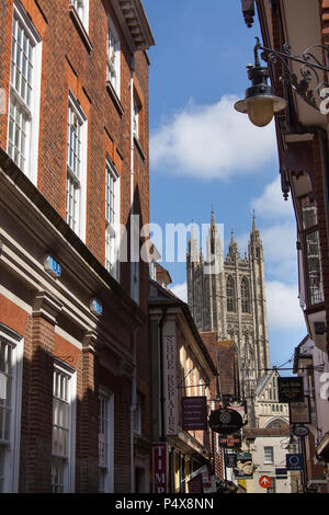 Stadt Canterbury, England. Shop Fronten auf dem Canterbury Metzgerei Lane, mit der Kathedrale von Canterbury Bell Harry Turm im Hintergrund. Stockfoto