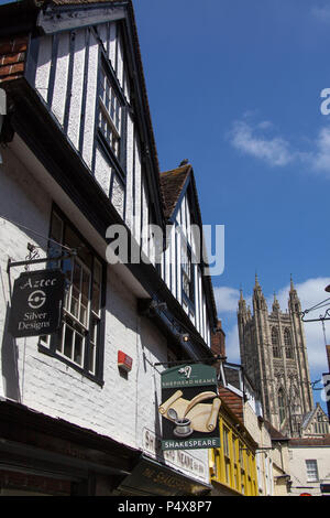 Stadt Canterbury, England. Shop und Pub Fronten auf dem Canterbury Metzgerei Lane, mit der Kathedrale von Canterbury Bell Harry Turm im Hintergrund. Stockfoto