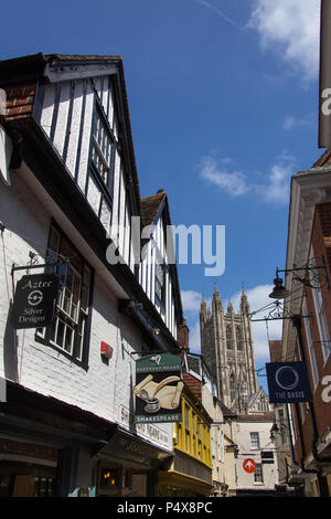 Stadt Canterbury, England. Shop und Pub Fronten auf dem Canterbury Metzgerei Lane, mit der Kathedrale von Canterbury Bell Harry Turm im Hintergrund. Stockfoto