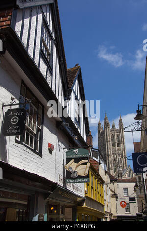 Stadt Canterbury, England. Shop und Pub Fronten auf dem Canterbury Metzgerei Lane, mit der Kathedrale von Canterbury Bell Harry Turm im Hintergrund. Stockfoto