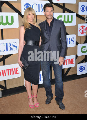 Toni Collette und Dylan Mcdermott an der CBS TCA 2013 im The Beverly Hilton in Los Angeles. Toni Collette und Dylan Mcdermott bei der Ankunft in Hollywood Leben - Kalifornien, Red Carpet Event, USA, Filmindustrie, Prominente, Fotografie, Bestof, Kunst, Kultur und Unterhaltung, Topix prominente Mode, Besten, Hollywood Leben, Event in Hollywood Leben - Kalifornien, Roter Teppich und backstage, Film Stars, TV Stars, Musik, Promis, Topix, Akteure aus dem gleichen Film, Cast und co Star zusammen. Anfrage tsuni@Gamma-USA.com, Kredit Tsuni/USA, 2013-Gruppe, TV und Film Cast Stockfoto