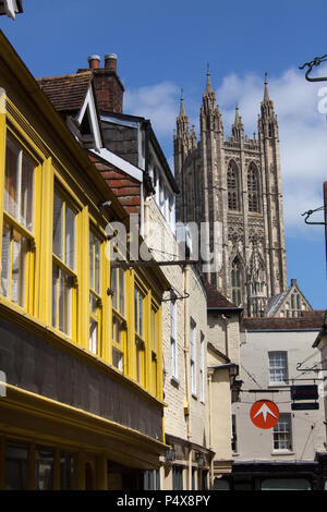 Stadt Canterbury, England. Shop Fronten auf dem Canterbury Metzgerei Lane, mit der Kathedrale von Canterbury Bell Harry Turm im Hintergrund. Stockfoto