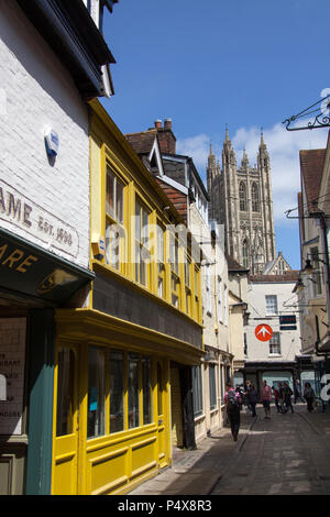 Stadt Canterbury, England. Shop Fronten auf dem Canterbury Metzgerei Lane, mit der Kathedrale von Canterbury Bell Harry Turm im Hintergrund. Stockfoto