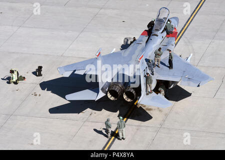 Gemeinsame Basis ELMENDORF - Richardson, Alaska - Betreuer Wartung auf ihre F-15 Eagle Durchführen von Kadena Air Base, Japan, 10. Mai 2017, zur Unterstützung der Übung Northern Edge 2017. Nördlichen Rand ist Alaska's größte und Premier gemeinsame Ausbildung Übung darauf ausgerichtet, den Betrieb, Techniken und Verfahren zu üben, sowie die Interoperabilität der Dienste zu verbessern. Tausende von Teilnehmern aus allen Diensten - Flieger, Soldaten, Seemänner, Marinesoldaten und Küstenwache Personal aus dem aktiven Dienst, Reserve und der National Guard Einheiten - beteiligt sind. Stockfoto