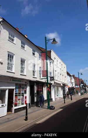 Stadt Canterbury, England. Malerische Aussicht auf Geschäfte Northgate auf dem Canterbury King's Mile. Stockfoto