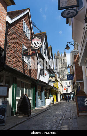 Stadt Canterbury, England. Shop und Pub Fronten auf dem Canterbury Metzgerei Lane, mit der Kathedrale von Canterbury Bell Harry Turm im Hintergrund. Stockfoto