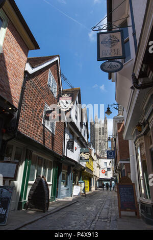 Stadt Canterbury, England. Shop und Pub Fronten auf dem Canterbury Metzgerei Lane, mit der Kathedrale von Canterbury Bell Harry Turm im Hintergrund. Stockfoto