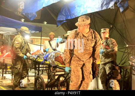 SPC. Christopher Haar, ein Soldat mit dem 409th Bereich Unterstützung medizinische Gesellschaft (ASMC), Binsen, war ein Patient aus einem Unfall Dekontamination in einen anderen Bereich der Pflege 9. Mai 2017 im Muscatatuck Urban Training Center in Butlerville, ind.-Haaren unter fast 6.000 Service-Mitglieder aus der Army Reserve, die Nationalgarde und die Wirkkomponente Guardian Antwort 17 teilgenommen , eine Mehrkomponenten Übung entwickelt, um Einheiten der US-Armee zur Unterstützung der Verteidigung Unterstützung der zivilen Behörden (DCSA) im Katastrophenfall chemische, biologische, radiologische und nukleare (CBRN) testen. Stockfoto