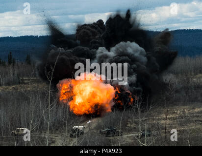 Fallschirmjäger des 6. Brigade Engineer Battalion, 4th Infantry Brigade Combat Team (Airborne), 25 Infanterie Division detonieren eine Mine clearing Line (MCLC) während der gemeinsamen Übung nördlichen Rand am Fort Greely, Alaska, 10. Mai 2017. Stockfoto