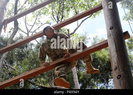 Spezialist für Avaristo R. Quintana mit 8. Military Police Brigade, 8. Theater Sustainment Command, erobert den Hindernis-Parcours für Tag2 der besten Krieger Wettbewerb Armee körperliche Fitness Test 9.Mai an Schofield Barracks Ostflügel, Hawaii. Stockfoto