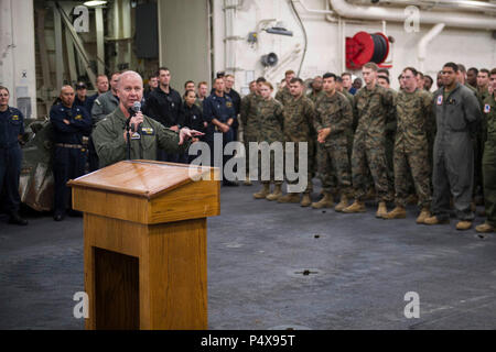 Pazifik (10. Mai 2017) der hinteren Adm. Ross Myers, Kommandeur der Carrier Strike Group 15, spricht mit Matrosen und Marines an Bord des amphibious Transport dock Schiff USS San Diego (LPD 22) während alles - Hände. Der Amerika Amphibious Ready Gruppe ist die Durchführung einer Composite Trainingsgerät Übung vor der Küste von Südkalifornien in Vorbereitung für einen Einsatz später dieses Jahr. Stockfoto