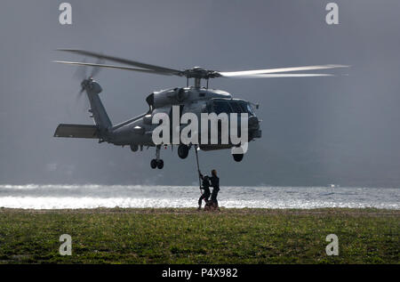 U.S. Navy Sailors zu den amphibischen Angriff Schiff Bonhomme Richard (LL 6) Praxis vertikale Auffüllung mit einem SH-60 Sea Hawk Hubschrauber bei der Landung Einweisende Soldaten Kurs an Bord Marine Corps Base Hawaii, 10. Mai 2017 vergeben. Der Kurs bietet die Matrosen die Fähigkeiten, die sie benötigen, um die Aufgaben zu Flight Deck Operationen auszuführen. Stockfoto