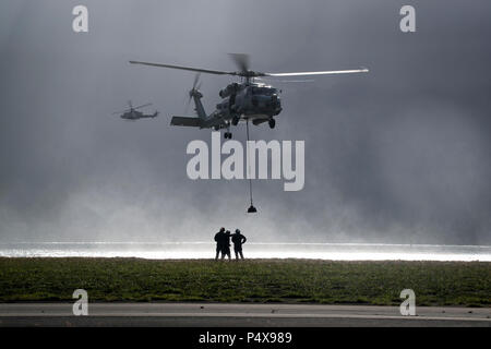 U.S. Navy Sailors zu den amphibischen Angriff Schiff Bonhomme Richard (LL 6) Praxis vertikale Auffüllung mit einem SH-60 Sea Hawk Hubschrauber bei der Landung Einweisende Soldaten Kurs an Bord Marine Corps Base Hawaii, 10. Mai 2017 vergeben. Der Kurs bietet die Matrosen die Fähigkeiten, die sie benötigen, um die Aufgaben zu Flight Deck Operationen auszuführen. Stockfoto