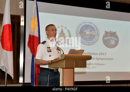 Streitkräfte der Philippinen Brig. Gen. Joseph M. Acosta, Surgeon General, spricht zu den Teilnehmern während einer medizinischen Symposium zur Unterstützung der Balikatan 2017 in Bonifacio Global City, Manila, 10. Mai 2017. Dieses Training hilft, unsere Kräfte, Leben zu retten und menschliches Leiden während der Krise zu mildern. Balikatan ist eine jährliche US-philippinische bilaterale militärische Übung konzentriert sich auf eine Vielzahl von Missionen, einschließlich der humanitären Hilfe, Katastrophenhilfe, und Terrorismusbekämpfung. Stockfoto