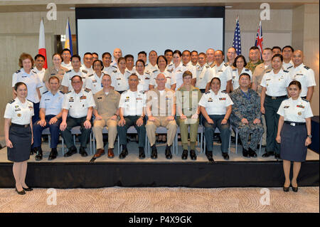 Militärische medizinische Personal von der Republik der Philippinen, USA, Japan, und Australien posieren für ein Foto während einer medizinischen Symposium in Bonifacio Global City, Manila, 10. Mai 2017. Dieses Training hilft, unsere Kräfte, Leben zu retten und menschliches Leiden während der Krise zu mildern. Balikatan ist eine jährliche US-philippinische bilaterale militärische Übung konzentriert sich auf eine Vielzahl von Missionen, einschließlich der humanitären Hilfe, Katastrophenhilfe, und Terrorismusbekämpfung. Stockfoto