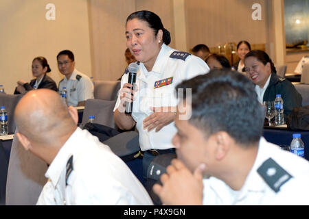 Philippinische Marine Oberst Jocelyn S. Turla, Chefarzt des philippinischen Marine, erörtert die Bekämpfung der medizinischen Versorgung im Bereich während einer medizinischen Symposium in Bonifacio Global City, Manila, 10. Mai 2017. Dieses Training hilft, unsere Kräfte, Leben zu retten und menschliches Leiden während der Krise zu mildern. Balikatan ist eine jährliche US-philippinische bilaterale militärische Übung konzentriert sich auf eine Vielzahl von Missionen, einschließlich der humanitären Hilfe, Katastrophenhilfe, und Terrorismusbekämpfung. Stockfoto