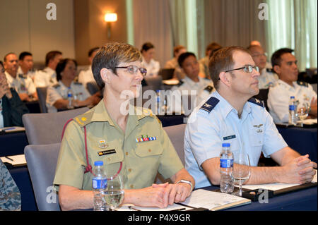 Militärische medizinische Personal von der Republik der Philippinen, USA, Japan, und Australien besuchen, ein medizinisches Symposium in Bonifacio Global City, Manila, 10. Mai 2017. Dieses Training hilft, unsere Kräfte, Leben zu retten und menschliches Leiden während der Krise zu mildern. Balikatan ist eine jährliche US-philippinische bilaterale militärische Übung konzentriert sich auf eine Vielzahl von Missionen, einschließlich der humanitären Hilfe, Katastrophenhilfe, und Terrorismusbekämpfung. Stockfoto