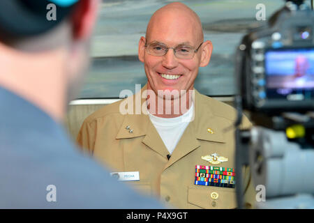 U.S. Navy hinten Adm. Brian S. Pecha, Befehl Chirurg, US Pacific Command, nimmt in einem Interview während einer medizinischen Symposium zur Unterstützung der Balikatan 2017 in Bonifacio Global City, Manila, 10. Mai 2017. Dieses Training hilft, unsere Kräfte, Leben zu retten und menschliches Leiden während der Krise zu mildern. Balikatan ist eine jährliche US-philippinische bilaterale militärische Übung konzentriert sich auf eine Vielzahl von Missionen, einschließlich der humanitären Hilfe, Katastrophenhilfe, und Terrorismusbekämpfung. Stockfoto