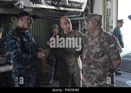 Brig. Gen. Jeffrey Kramer, Kommandierender General, Combined Joint Operations Center/Armee Forces-Jordan Touren der USS Bataan medizinische Einrichtung. Eifrig Lion ist eine jährliche US Central Command Übung in Jordanien, die militärische Stärkung der militärischen Beziehungen zwischen den USA, Jordanien und anderen internationalen Partnern. In diesem Jahr Iteration besteht aus ungefähr 7.200 Soldaten aus mehr als 20 Nationen, die für Szenarien, die Sicherheit der Grenzen, das Kommando und die Kontrolle, Cyber Defense und battlespace Management reagieren werden. Stockfoto