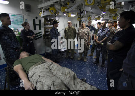 Brig. Gen. Jeffrey Kramer, Kommandierender General, Combined Joint Operations Center/Armee Forces-Jordan Touren der USS Bataan medizinische Einrichtung. Eifrig Lion ist eine jährliche US Central Command Übung in Jordanien, die militärische Stärkung der militärischen Beziehungen zwischen den USA, Jordanien und anderen internationalen Partnern. In diesem Jahr Iteration besteht aus ungefähr 7.200 Soldaten aus mehr als 20 Nationen, die für Szenarien, die Sicherheit der Grenzen, das Kommando und die Kontrolle, Cyber Defense und battlespace Management reagieren werden. Stockfoto