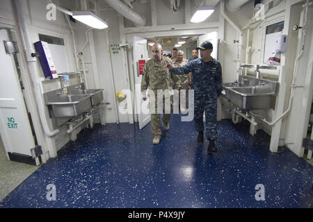 Brig. Gen. Jeffrey Kramer, Kommandierender General, Combined Joint Operations Center/Armee Forces-Jordan Touren der USS Bataan medizinische Einrichtung. Eifrig Lion ist eine jährliche US Central Command Übung in Jordanien, die militärische Stärkung der militärischen Beziehungen zwischen den USA, Jordanien und anderen internationalen Partnern. In diesem Jahr Iteration besteht aus ungefähr 7.200 Soldaten aus mehr als 20 Nationen, die für Szenarien, die Sicherheit der Grenzen, das Kommando und die Kontrolle, Cyber Defense und battlespace Management reagieren werden. Stockfoto