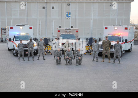 Mitglieder der 380 Expeditionary Medical Group medizinische Operationen Flug posieren für ein Gruppenfoto an einem geheimen Ort im Südwesten Asien, 9. Mai 2017. Krankenschwestern und med Techs dienen an der Front gegen die unsichtbaren Feinde, service Mitglieder aus ihrer Mission vollenden. Stockfoto