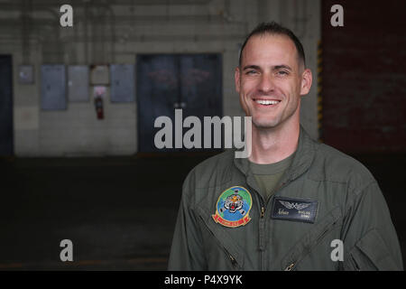 U.S. Marine Corps Gunnery Sgt. Clinton John DuClos erhält den James Maguire außergewöhnliche Achievement Award im Marine Corps Air Station Futenma, Okinawa, Japan, 21. April 2017. Das Marine Corps Aviation Association ausgezeichnet Duclos für führende, mentoring und Training Marines werden Fachexperten und im Feld Flugwerken vollständig qualifiziert sein. "Ich mache nur meinen Job zu den besten meiner Fähigkeit," sagte DuClos. "Ich bin sehr demütig und dankbar für sie." DuClos, gebürtig aus St. Louis, ist ein MV-22 Osprey Flugwerken Leiter mit Marine Medium Tilt Rotor Squadron 262, Marine Aircraft Stockfoto