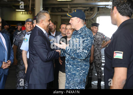 Jordanien (9. Mai 2017) Kapitän Eric Pfister, kommandierender Offizier der Amphibisches Schiff USS Bataan (LL 5), grüßt Minister Naser Shraideh, Leiter der Sonderwirtschaftszone von Aqaba während einer Schiffstour während der Übung eifrig Lion 2017. Eifrig Lion ist eine jährliche US Central Command Übung in Jordanien, die militärische Stärkung der militärischen Beziehungen zwischen den USA, Jordanien und anderen internationalen Partnern. In diesem Jahr Iteration besteht aus ungefähr 7.200 Soldaten aus mehr als 20 Nationen, die für Szenarien, die Sicherheit der Grenzen, das Kommando und die Kontrolle reagieren, cybe Stockfoto