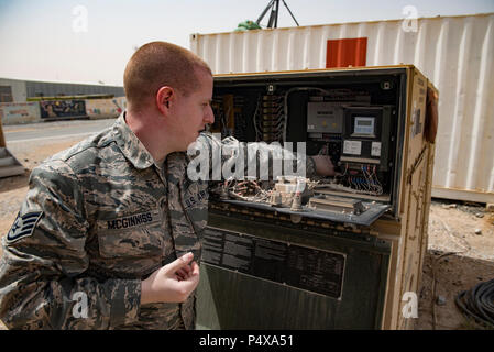 Staff Sgt. Ryan McGinniss, eine biomedizinische Geräte Techniker mit dem 332 Expeditionary Medical Group, zeigt Fehlerbehebungsmaßnahmen auf ein Heizungs-, Lüftungs- und Klimaanlage 9. Mai 2017, in Südwestasien. McGinnis ist der Facility Manager für die einzige verbleibende Expeditionary Medical Support System Installation Unterstützung gemeinsamer und Koalition Mitglieder Betrieb inhärenten Lösung bereitgestellt. Zu seinen Aufgaben gehören die konsistente Kühlung und Stromversorgung für medizinische Einrichtungen, einschließlich Kühlung von entscheidender Medikationen und immuniations. Stockfoto