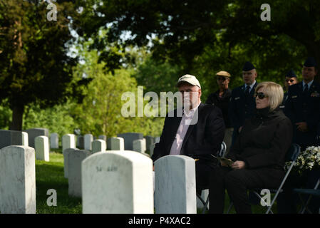 Pensionierter Master Sgt. Joe Martin, 6994Th Security Squadron Morse Code operator, wartet bis aufgerufen werden seine Äußerungen während der Baron 52 Kranzniederlegung Zeremonie am 10. Mai 2017 zu beginnen. Stockfoto