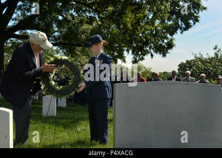 Pensionierter Master Sgt. Joe Martin, 6994Th Security Squadron Morse Code operator und Oberstleutnant Laura Bunyan, 94th Intelligence Squadron Commander, stellen Sie den Kranz zu Ehren der EG-43 Q Crew 1973 verloren am 10. Mai 2017 gestellt. Stockfoto