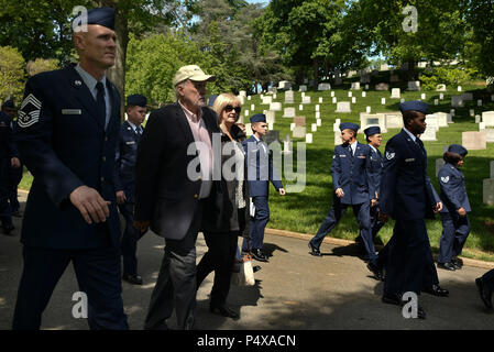 Von der 94th Intelligence Squadron, USA Vietnam Veteranen und Gäste verlassen Arlington National Cemetery Flieger nach dem Baron 52 Kranzniederlegung Zeremonie am 10. Mai 2017. Stockfoto