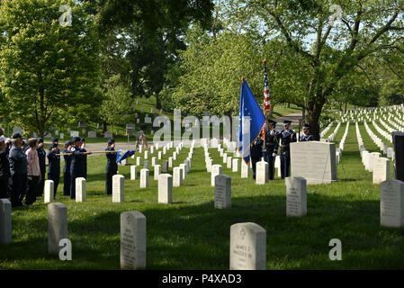 Flieger von der 94th Intelligence Squadron, USA Vietnam Veteranen und Gäste stehen als Taps wird während der Baron 52 Kranzniederlegung Zeremonie am 10. Mai 2017 gespielt. Stockfoto
