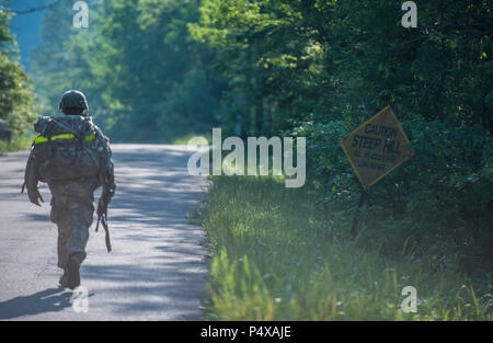 Soldaten mit der US-Armee Humanressourcen Befehl führen Sie eine 6-mile ruck März während des Befehls besten Krieger Wettbewerb auf Fort Knox, Ky., 8. bis 11. Mai 2017 statt. Die oberen Noncommissioned Officer und Junior Soldat Soldat dieser Wettbewerb wird jeweils mit dem Fort Knox Installation Wettbewerb auf Post 21-25 Mai statt. Stockfoto