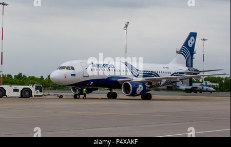 Russland, Wladiwostok, 26.05.2017. Passagierflugzeug Airbus A319 der Aurora Unternehmen am Flugplatz. Stockfoto