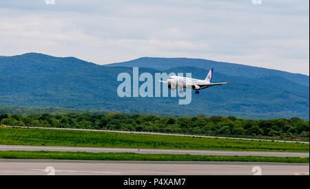 Russland, Wladiwostok, 26.05.2017. Passagierflugzeug Airbus A320 der Ural Airlines Company ist die Landung Stockfoto