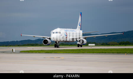 Russland, Wladiwostok, 26.05.2017. Passagierflugzeug Airbus A320 der Ural Airlines am Flugplatz. Stockfoto