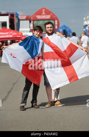 Ein Panama Ventilator und einem England fan bei der Fifa Fan Fest in Nischni Nowgorod vor England's zweite Wm Gruppe G Spiel der FIFA WM 2018 in Russland. Stockfoto