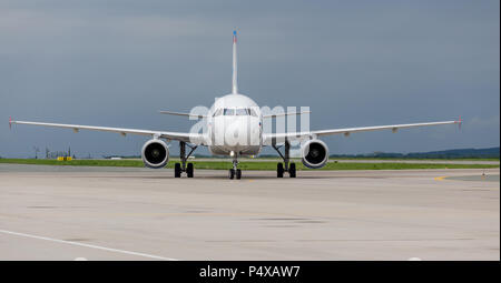 Russland, Wladiwostok, 26.05.2017. Passagierflugzeug Airbus A320 der Ural Airlines Company am Flugplatz. Stockfoto