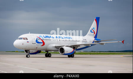 Russland, Wladiwostok, 26.05.2017. Passagierflugzeug Airbus A320 der Ural Airlines Company am Flugplatz. Stockfoto