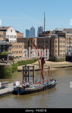 Ein traditionelles Thames Sailing Barge auf der Themse im Zentrum von London. Stockfoto