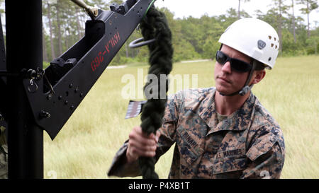 Sgt. Joseph Binari bereitet einen 90 Fuß Seil zu einem UH-1Y Venom Hubschrauber für eine schnelle-Seil Training übung in der Nähe der Marine Corps Air Station New River, N.C., 9. Mai 2017 beigefügt. Diese Art der Ausbildung lehrt Marines der Techniken erforderlich sind, auf Strukturen und Gebäuden bei Bedarf einfügen. Binari ist ein Hubschrauber Seile suspension Techniken Master Trainer zu Expeditionary Operations Training Gruppe II Marine Expeditionary Force zugewiesen. Stockfoto