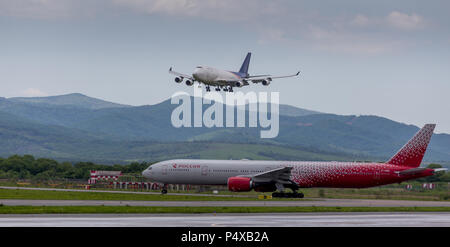 Russland, Wladiwostok, 26.05.2017. Cargo Flugzeug Boeing 747-412 der Aerotrans Cargo Unternehmen landet. Flugzeug Airbus A330 von Rossiya Unternehmen auf der a Stockfoto