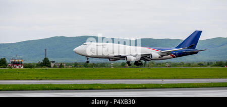 Russland, Wladiwostok, 26.05.2017. Cargo Flugzeug Boeing 747-412 der Aerotrans Cargo Unternehmen landet. Stockfoto