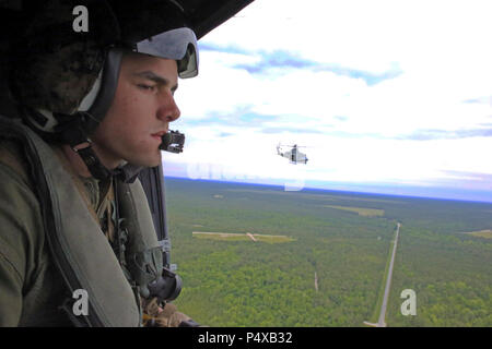 Ein Marine schnell - Seile aus einer UH-1Y Venom Hubschrauber während eines schnellen-Seil Training übung in der Nähe der Marine Corps Air Station New River, N.C., 9. Mai 2017. Der Zweck der Übung war für Marines auf die Fähigkeiten, die benötigt werden, um ein zu Hubschrauber Seilaufhängung technik Meister werden zu verbessern. Das Flugzeug gehört zu Marine Light Attack Helicopter Squadron 269, Marine Flugzeuge Gruppe 29, 2. Marine Flugzeugflügel. Stockfoto