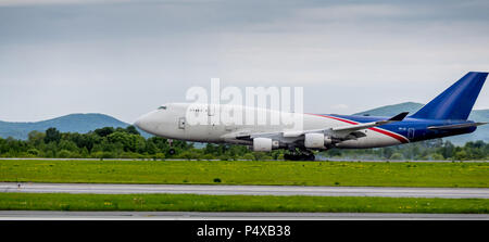 Russland, Wladiwostok, 26.05.2017. Cargo Flugzeug Boeing 747-412 der Aerotrans Cargo Unternehmen landet. Rauch aus unter dem Rahmen hinter dem Flugzeug Stockfoto