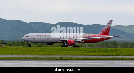 Russland, Wladiwostok, 26.05.2017. Verkehrsflugzeug Boeing 777-300von Rossiya Unternehmen am Flugplatz. Stockfoto