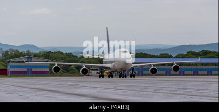 Russland, Wladiwostok, 26.05.2017. Cargo Flugzeug Boeing 747-412 der Aerotrans Cargo unternehmen am Flugplatz. Stockfoto