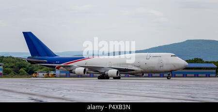 Russland, Wladiwostok, 26.05.2017. Cargo Flugzeug Boeing 747-412 der Aerotrans Cargo unternehmen am Flugplatz. Stockfoto