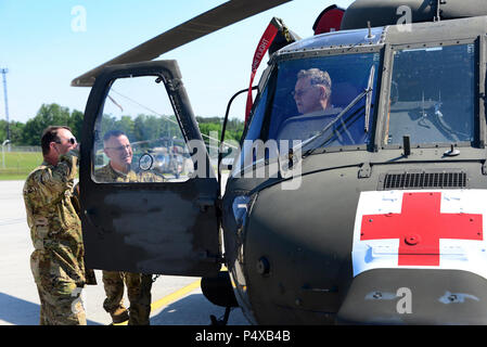 Oberstleutnant Patrick Wade, Commander (Mitte) und Chief Warrant Officer (CW4) Brad Hutsell, Helikopter Pilot mit dem 1/230 th Assault Helicopter Bataillon, Tennessee Army National Guard, machen Sie eine Tour durch ein UH-60 Blackhawk Helikopter in Vietnam Veteran Bobby Pridmore an McGhee Tyson ANG Base, Tennessee. Pridmore ist ein Empfänger des Silver Star und der Distinguished Flying Cross. Stockfoto